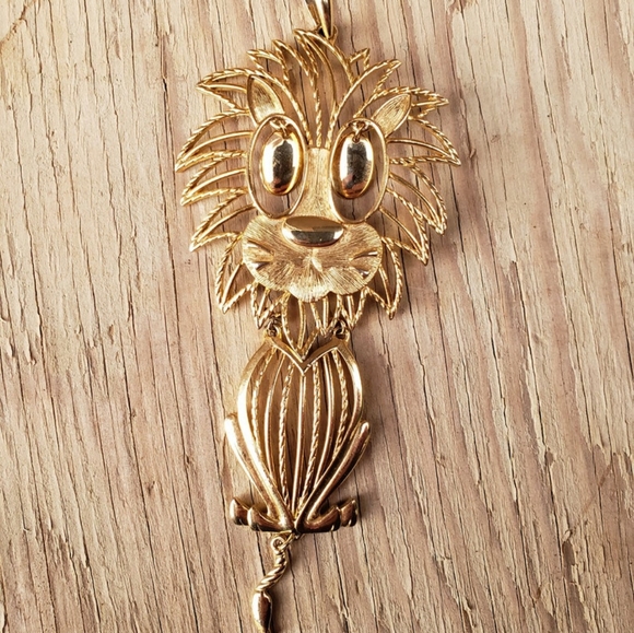 Oversized Vintage Signed 70s Gold-toned Articulated lion Pendant - Picture 4 of 6